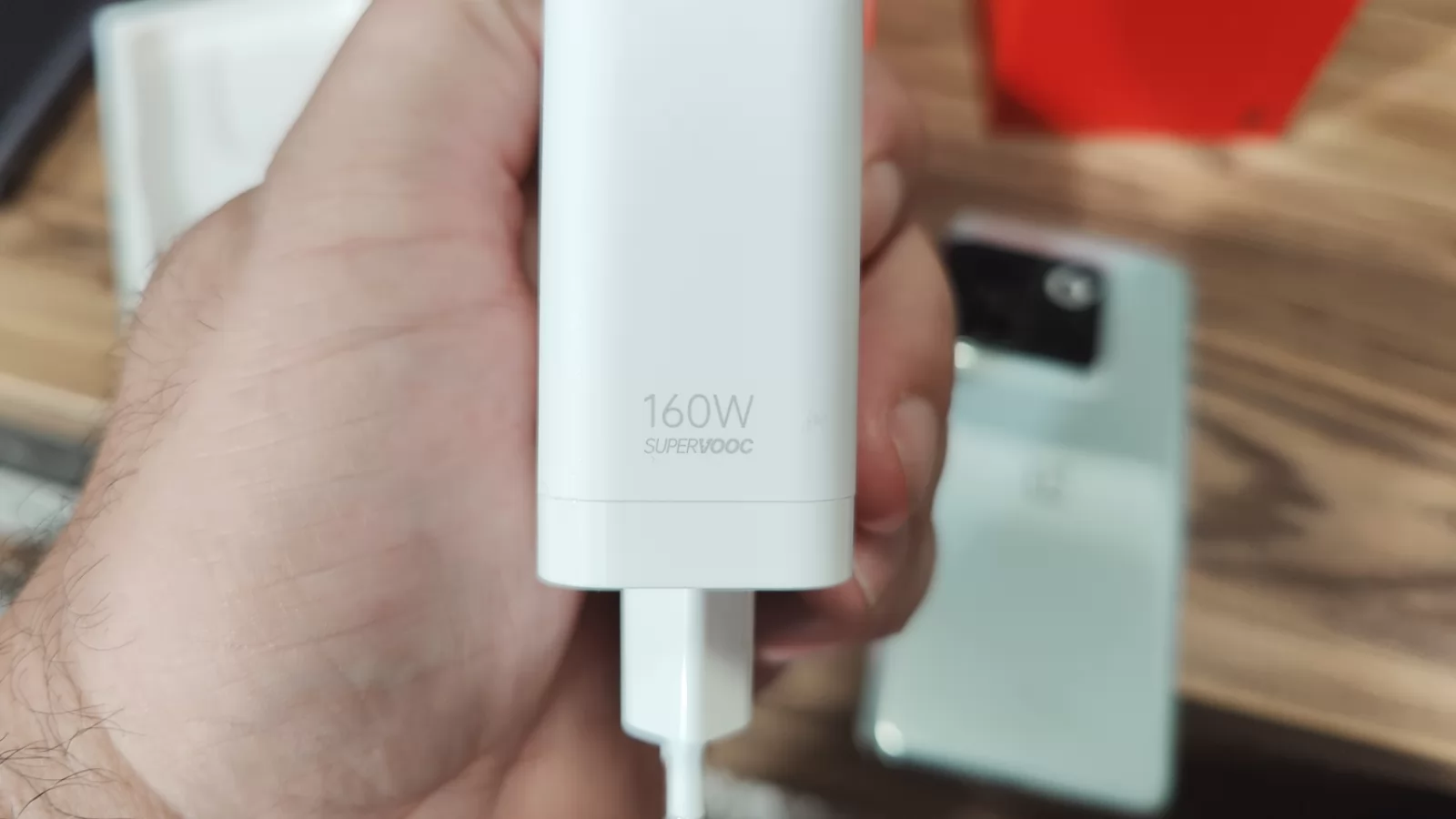OnePlus 10T: Baterie ultra securizată contra uzurii, se încarcă într-un sfert de repriză de meci