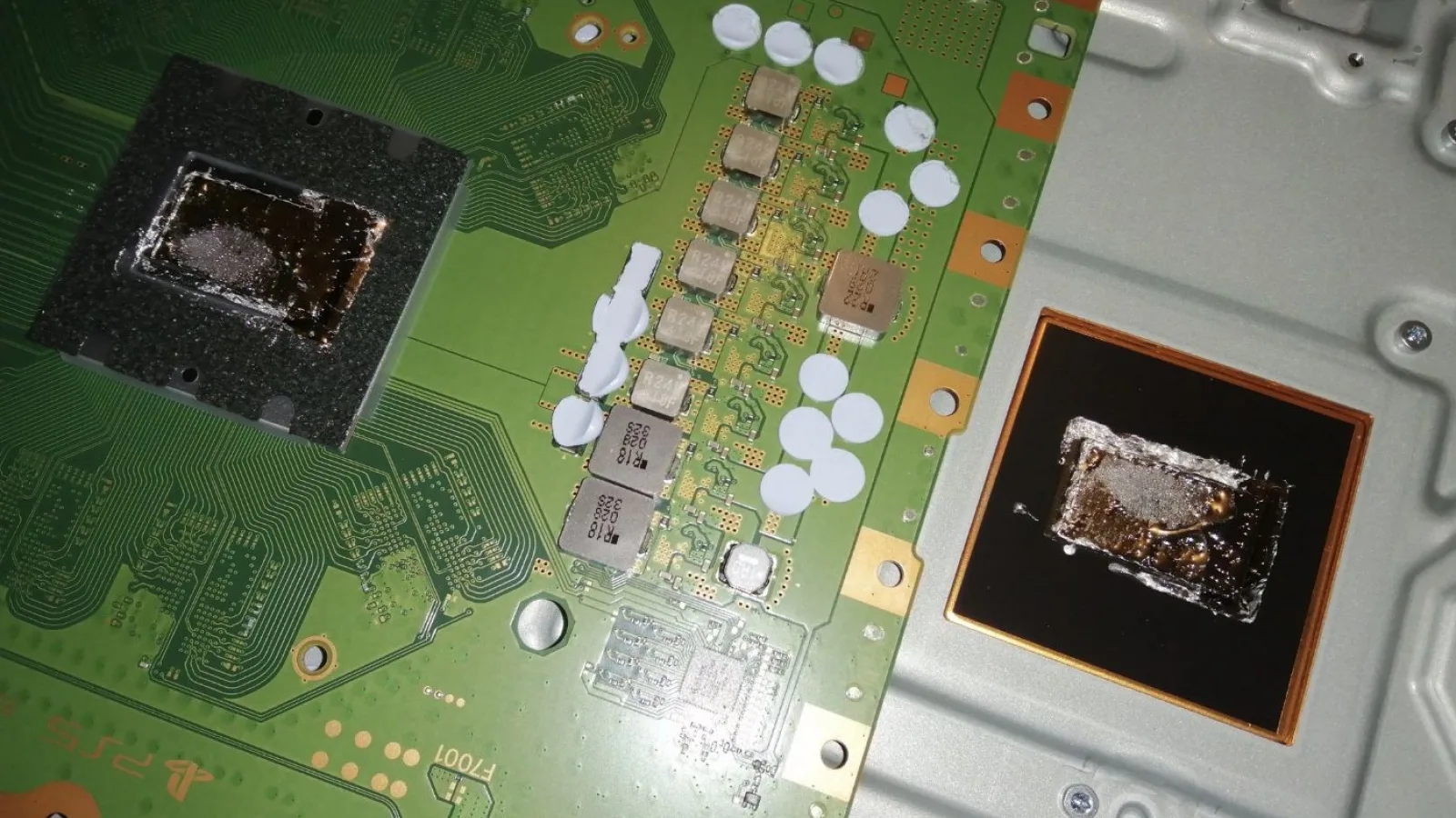 Am ţinut PlayStation 5 greşit până acum; Un defect de design provoacă probleme cu postura verticală a consolei, scurgeri liquidmetal