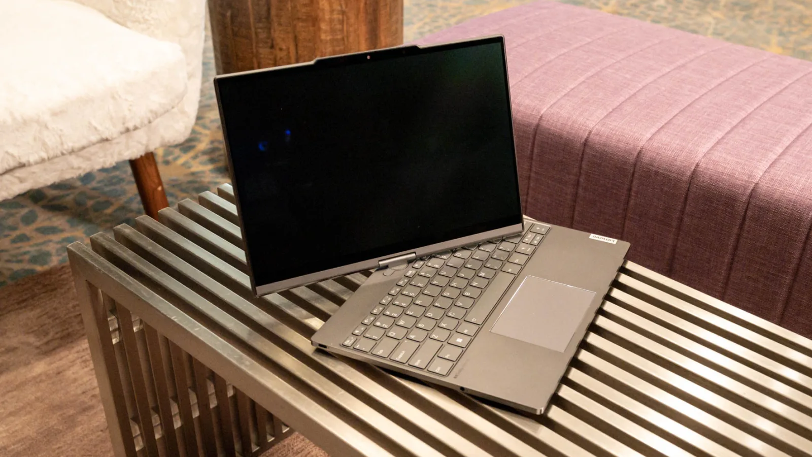 CES 2023: Noul laptop Lenovo ThinkBook Plus Twist are două display-uri pe un mecanism rotativ, unul sosind cu tehnologie e Ink