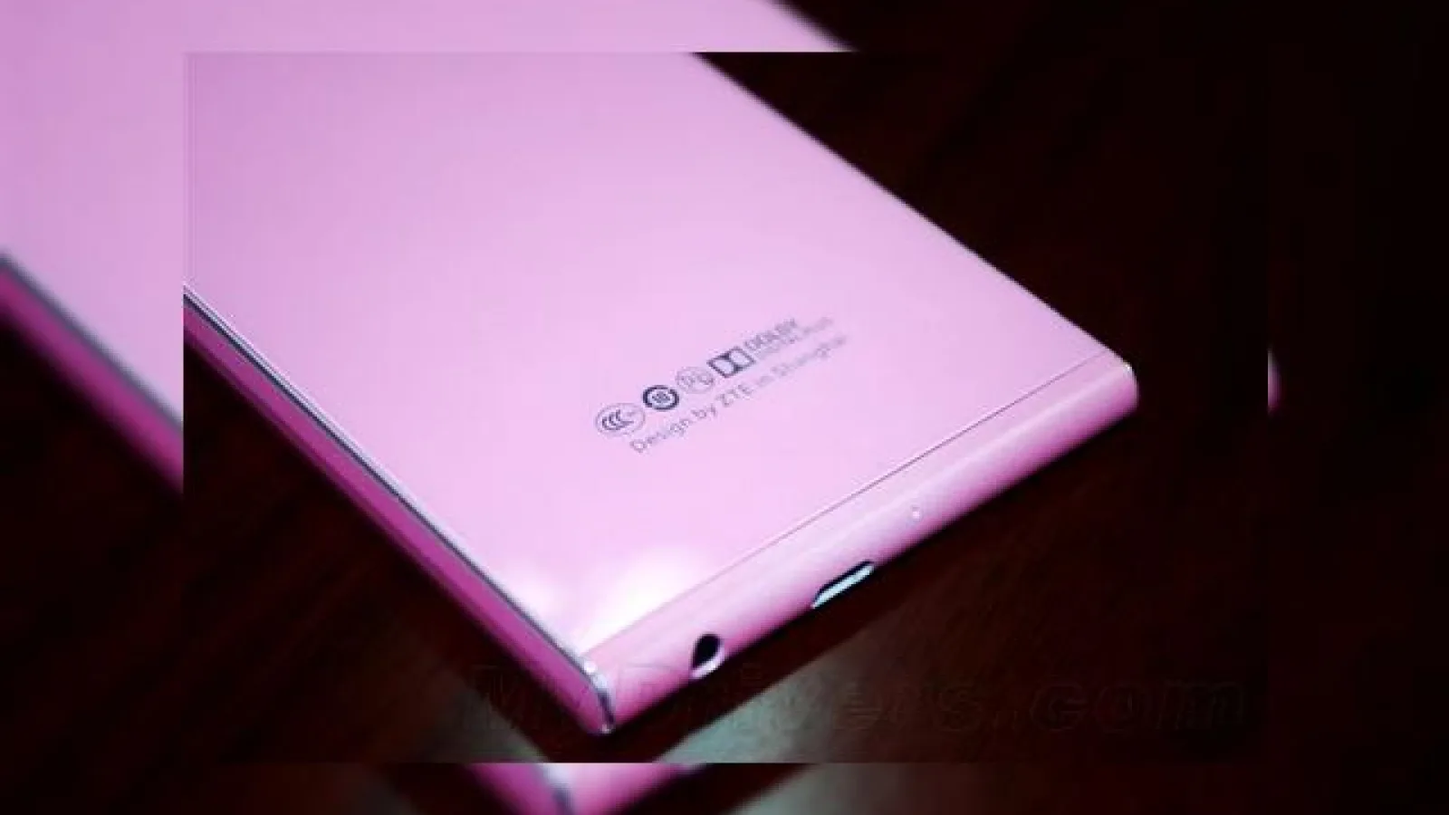 ZTE Star 1 fotografiat pe roz, Împreună cu ambalajul său; Vine cu spate din sticlă!