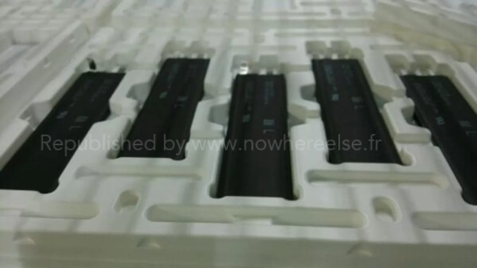 Presupuse baterii de iPhone 6 fotografiate pe linia de producție