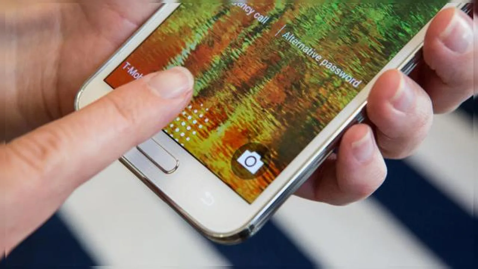 Scannerul de amprente al lui Samsung Galaxy S5 a fost hackuit, conturile PayPal sunt expuse