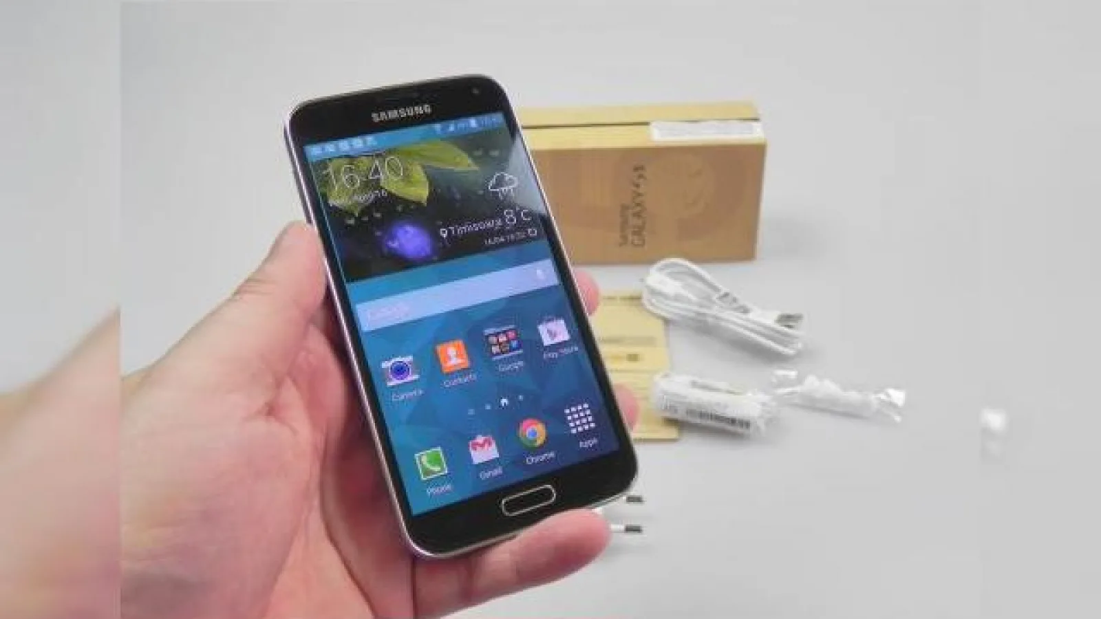 Samsung Galaxy S5 Unboxing: aceeași cutie imitație de lemn, accesorii similare cu S4, dar un terminal nou (Video)