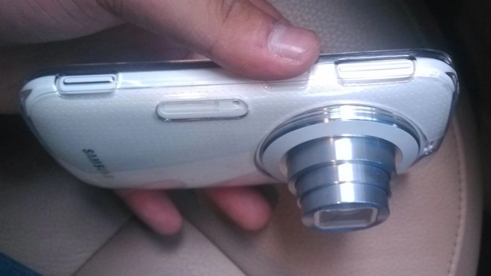 Iată fotografii hands on cu Galaxy K (S5 Zoom), cameraphone de 20 de megapixeli