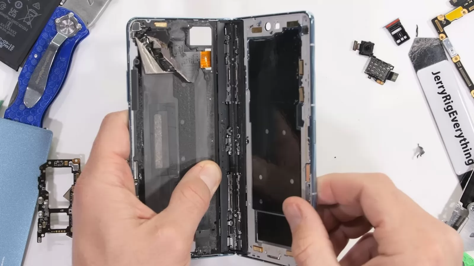 Telefonul pliabil Honor Magic Vs este disecat şi dezvăluie un mecanism de balama inedit (Video)