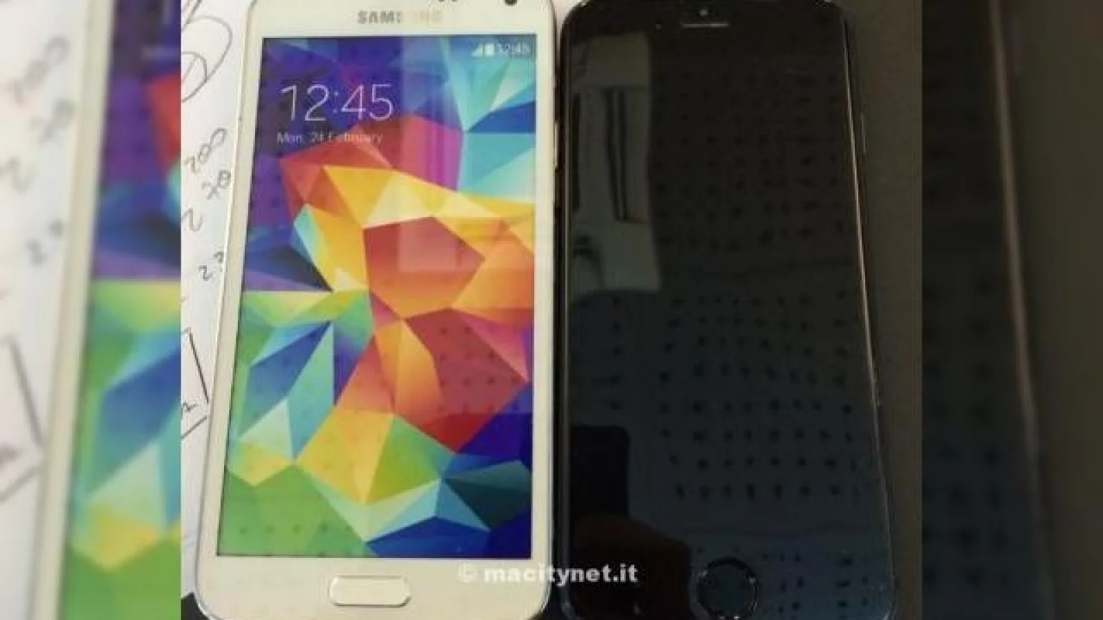 Încă o machetă iPhone 6 Își face apariția Într-o serie de fotografii alături de Galaxy S5 (Video)