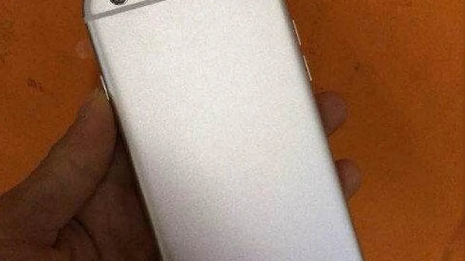 O nouă machetă de iPhone 6 aduce elemente de design similare cu HTC One M8
