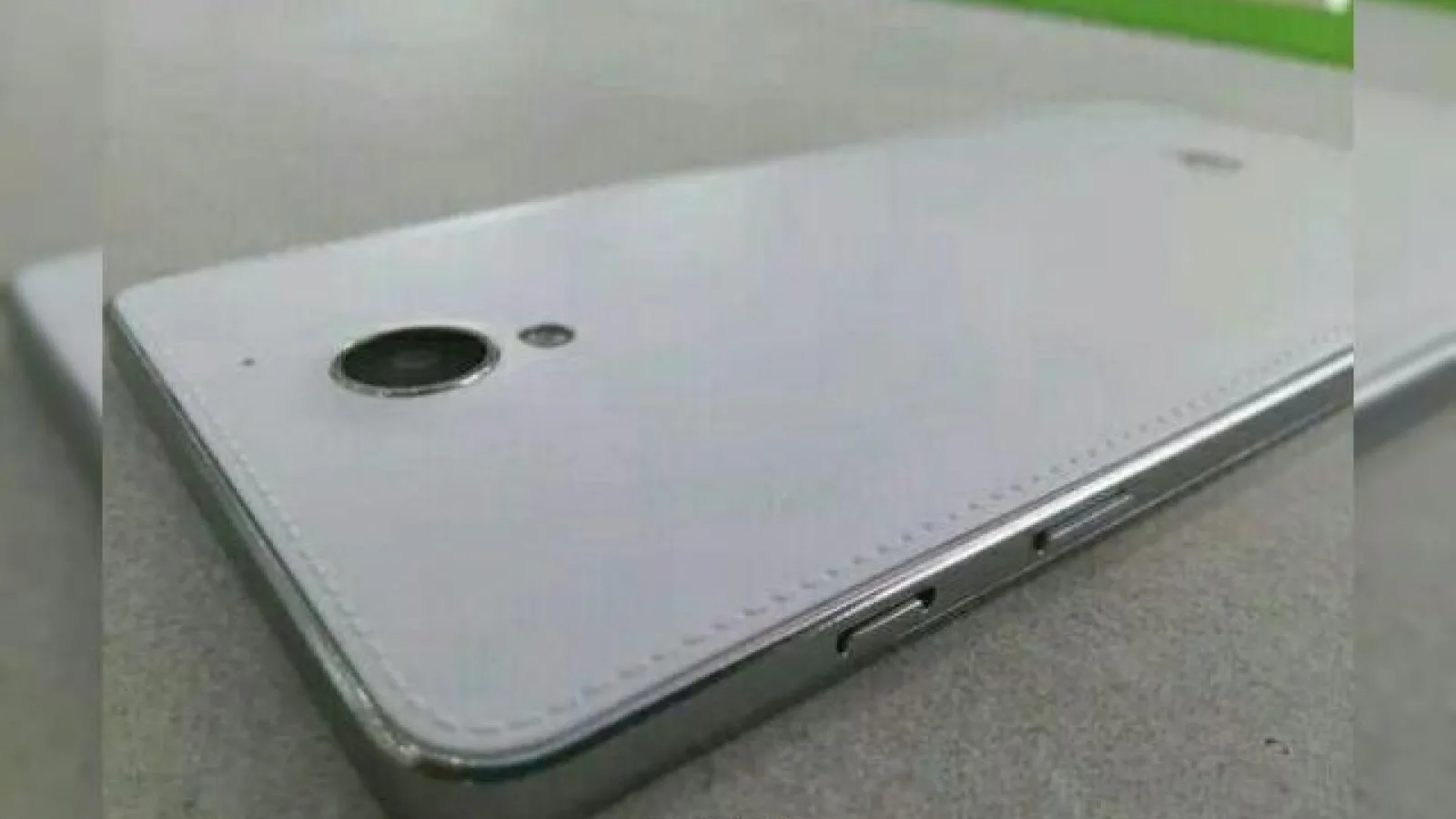 Un nou smartphone Huawei misterios copiază imitația de piele pe spate specifică Samsung