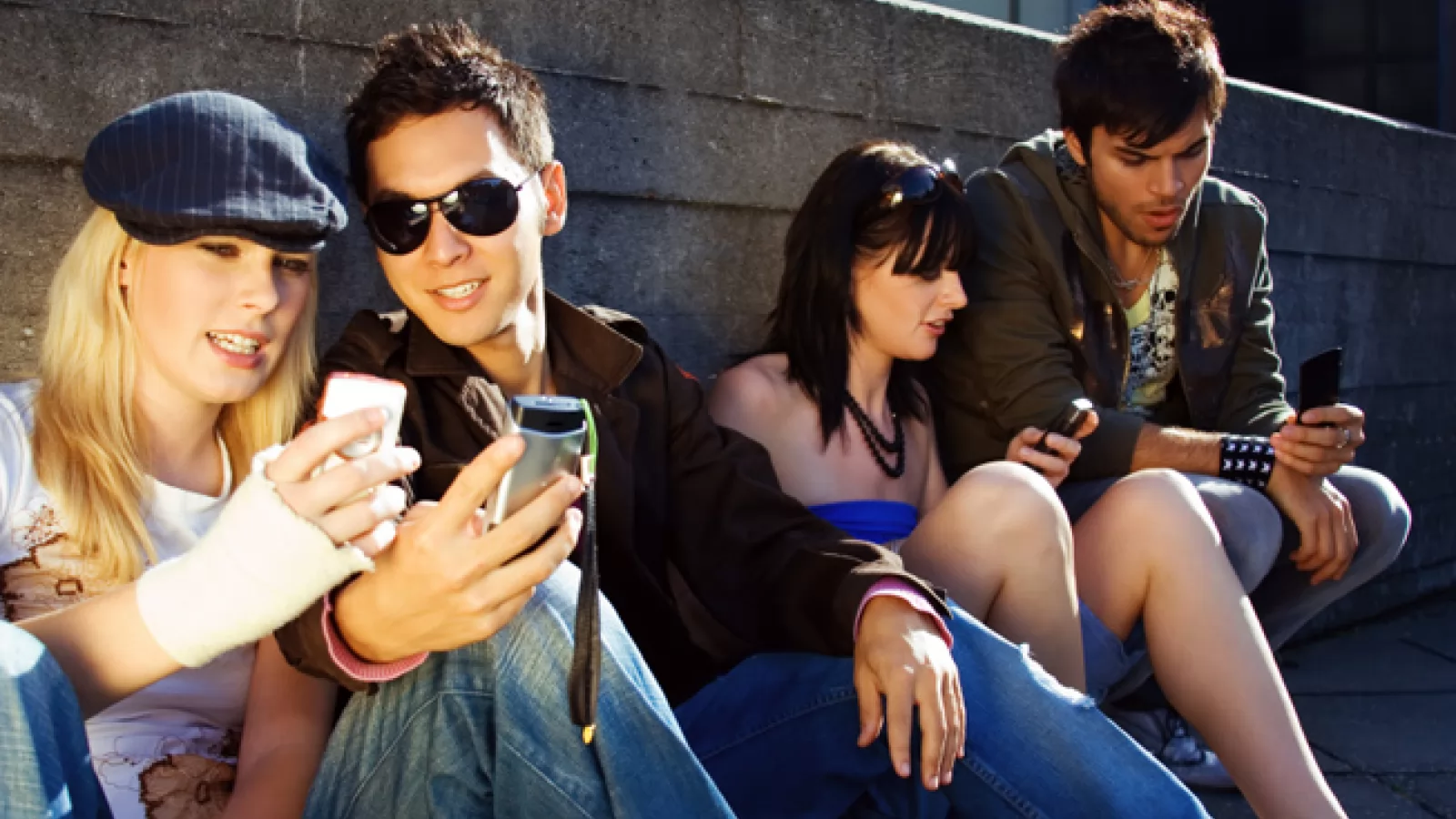 Un român din 10 deține un smartphone, iar liceenii și studenții sunt cel mai bine echipați