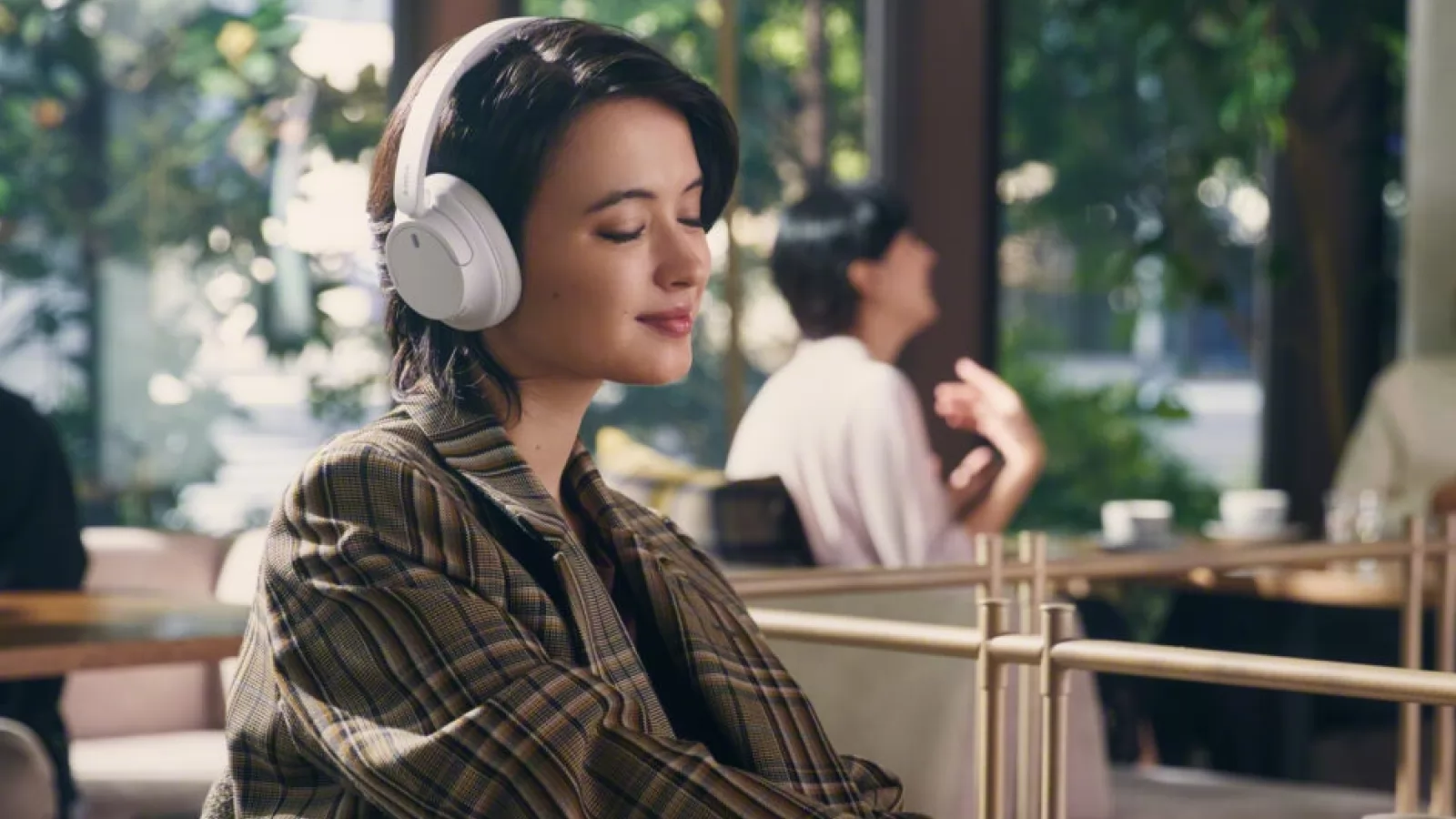 Sony lansează căştile WH-CH720N, cu senzor dual de zgomot şi modelul WH-CH520, cu super autonomie