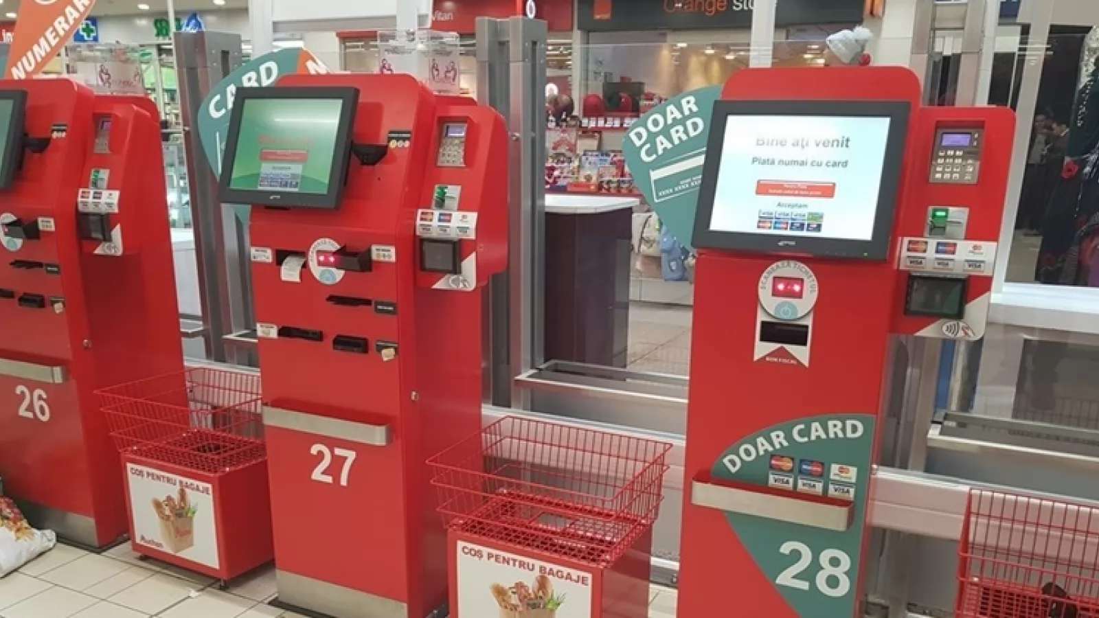 Auchan renunță la casieri în România! Clienții vor trebui să își scaneze singuri produsele și să achite în regim self check-out