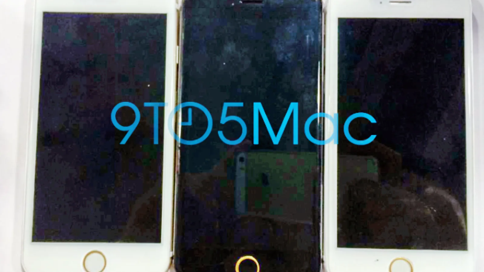 iPhone 6 fotografiat sub formă de machetă, În varianta de culoare aurie