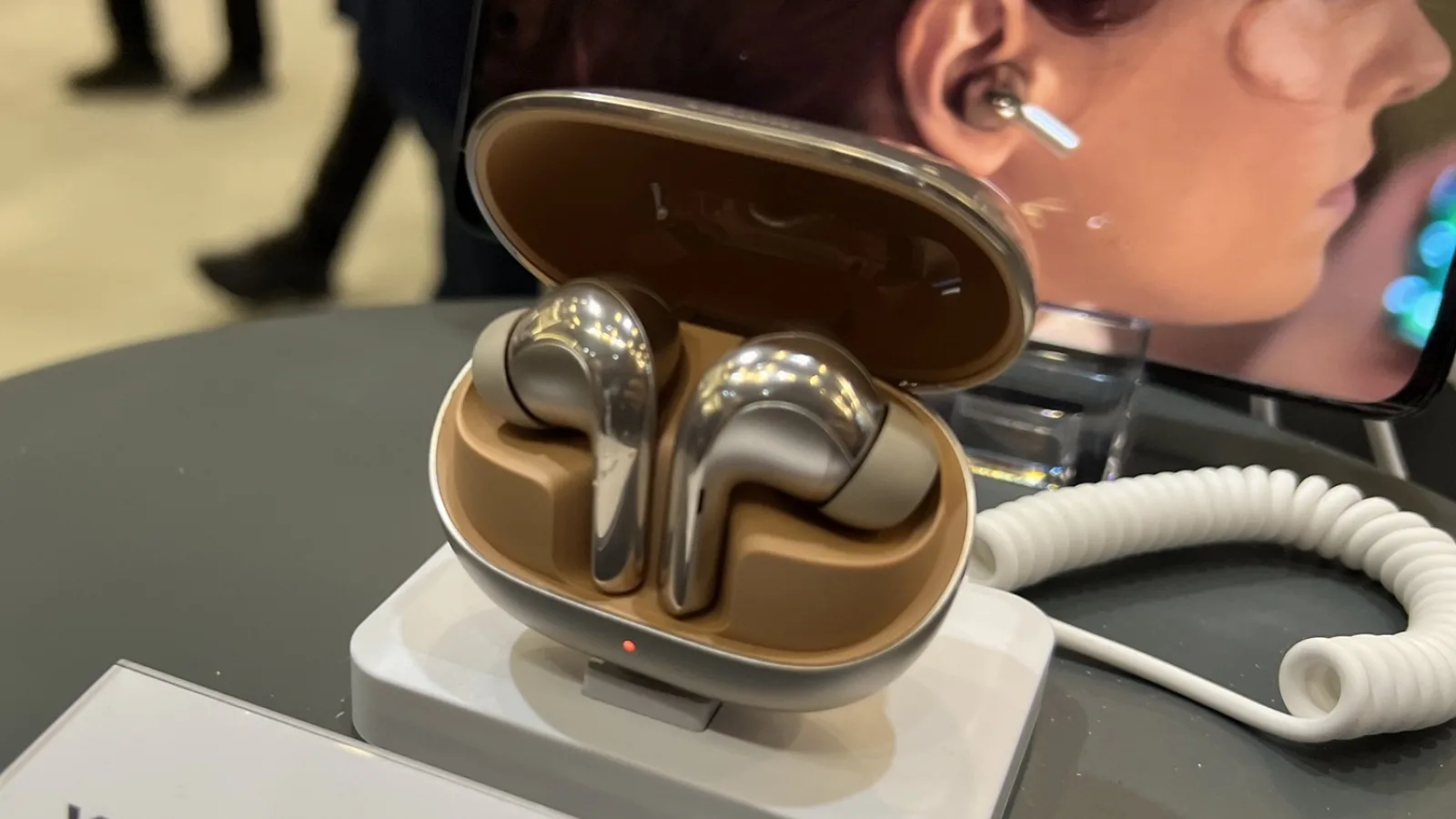 MWC 2023: Xiaomi Buds 4 Pro Hands-on - Căști wireless premium, cu ANC îmbunătățit, suport LDAC și un design inedit