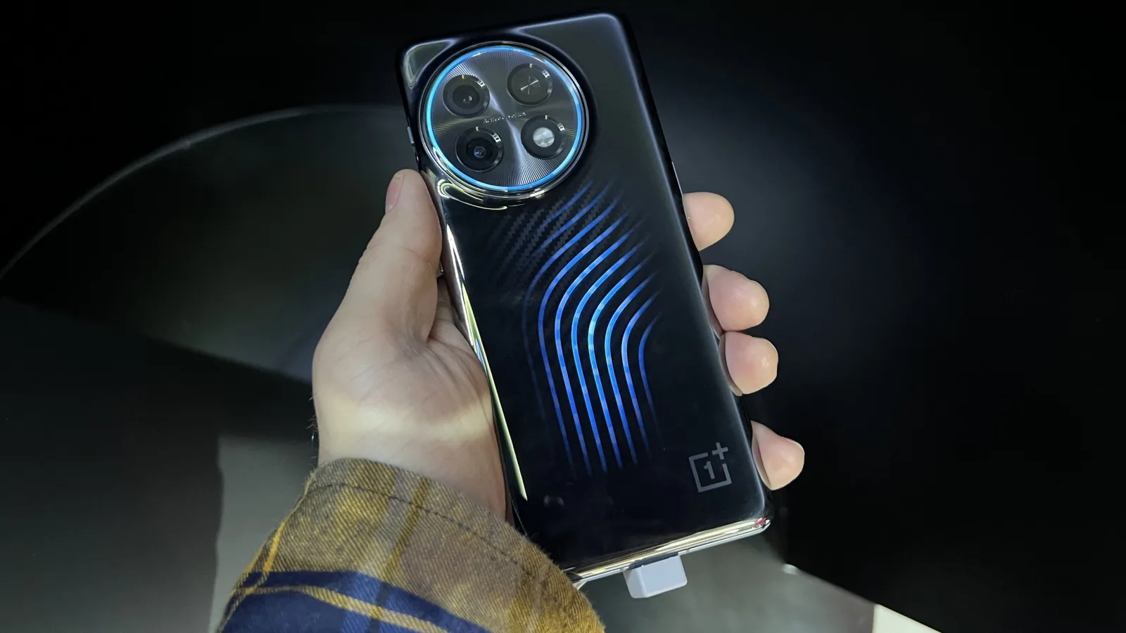 MWC 2023: OnePlus 11 Concept Hands-on - primul smartphone cu răcire pe bază de lichid este atracția standului OnePlus din Barcelona 