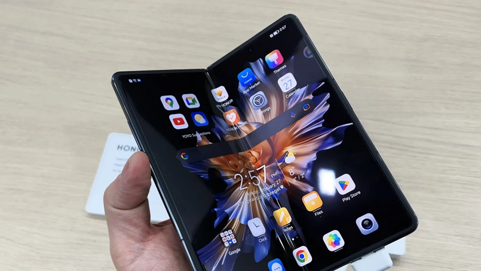 MWC 2023: Honor Magic Vs Hands-On - Smartphone pliabil premium, cu balama inedită și hardware de top