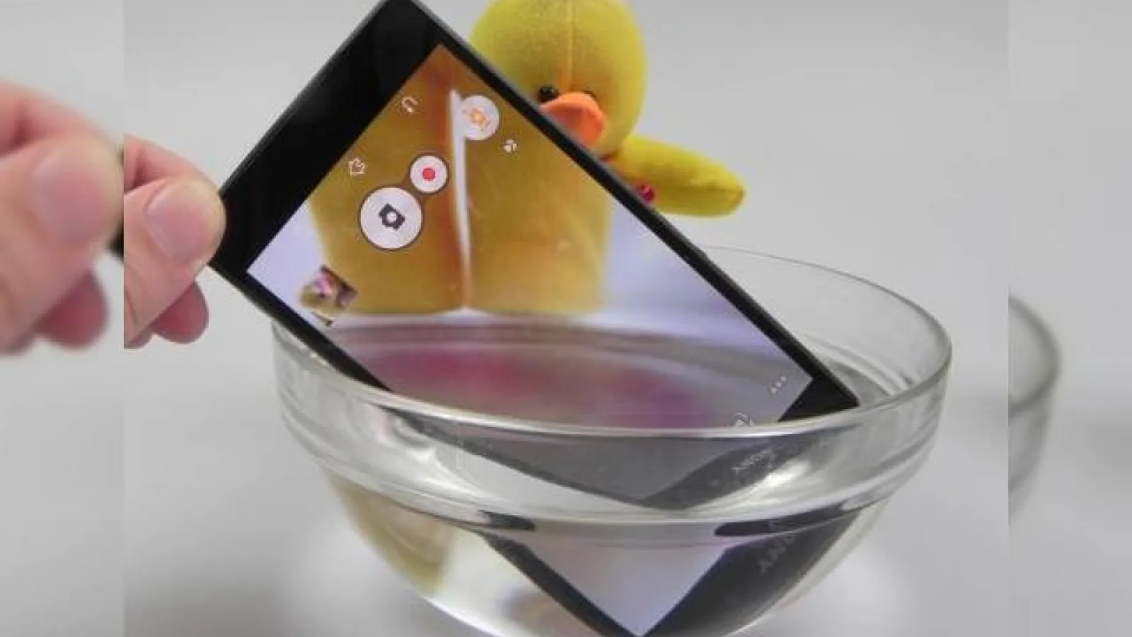 Telefoanele rezistente la apă vor cuceri și segmentul midrange În 2015