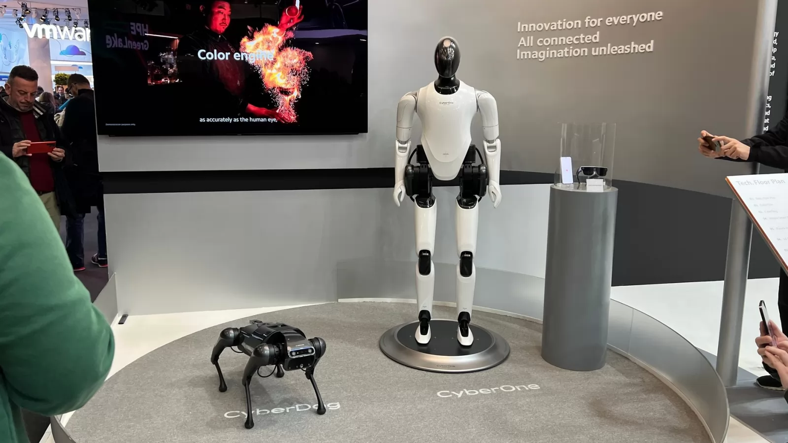 MWC 2023: Cum arată standul Xiaomi cu roboţi, POCO, camere inteligente ale casei (Video)