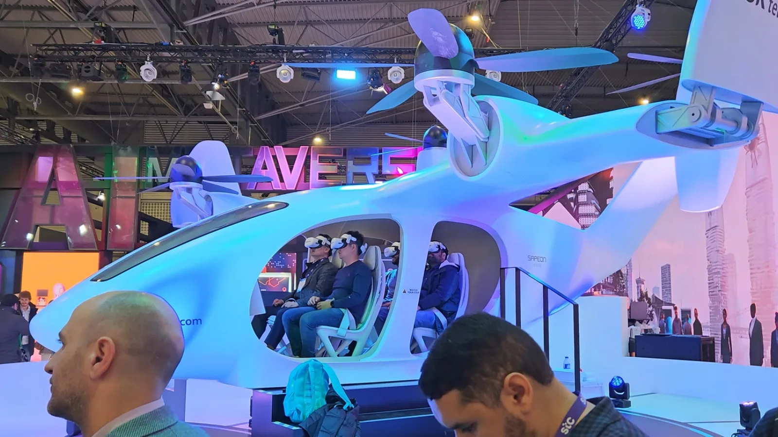 MWC 2023: Stand-ul SK Telecom ne prezintă viitorul mobilității - Vedem taxiul zburător, roboți care îți pot înlocui job-ul (Video)
