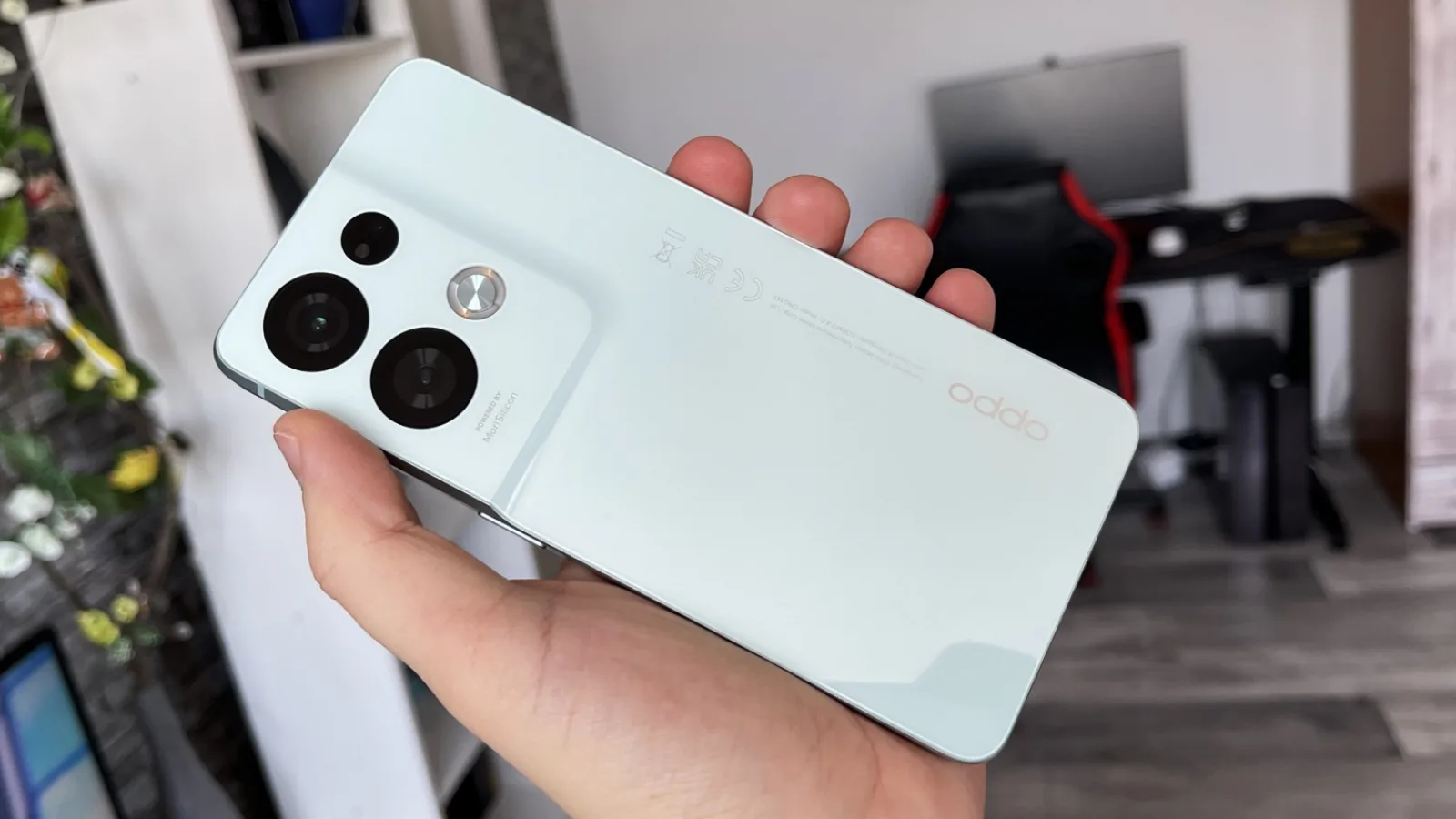 OPPO Reno 8 Pro: Design monolitic, chic, dar masiv
