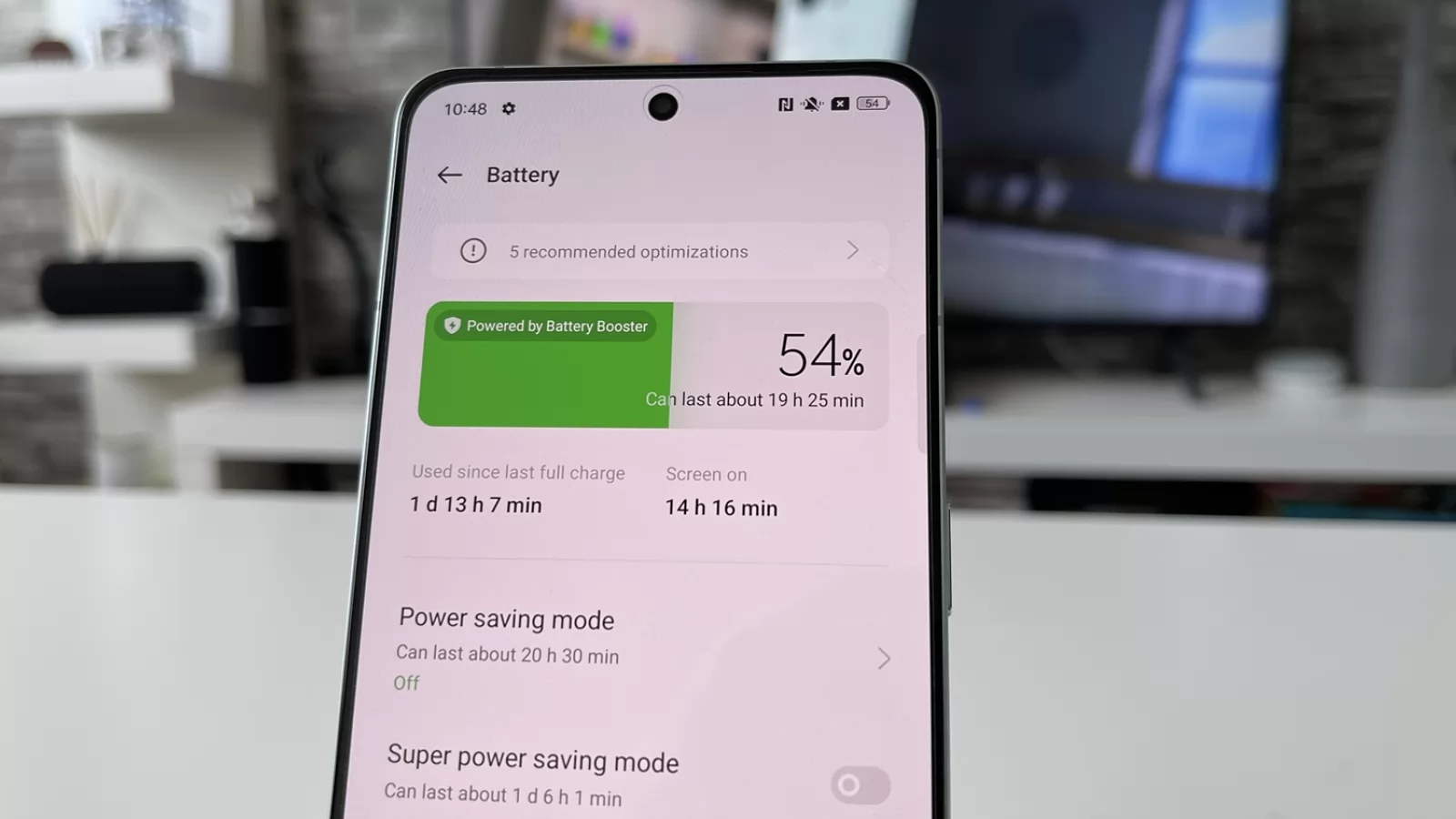 OPPO Reno 8 Pro: Baterie pregătită pentru sezoane de Netflix, mai puţin de muncă