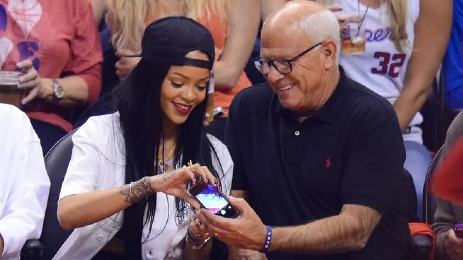Rihanna distruge un iPhone de polițist, plătește 25.000 de dolari pentru el; Iata pericolele unui selfie!