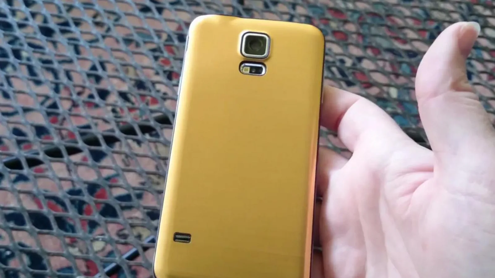 Un prim material video cu presupusul Samsung Galaxy S5 Prime ajunge pe web
