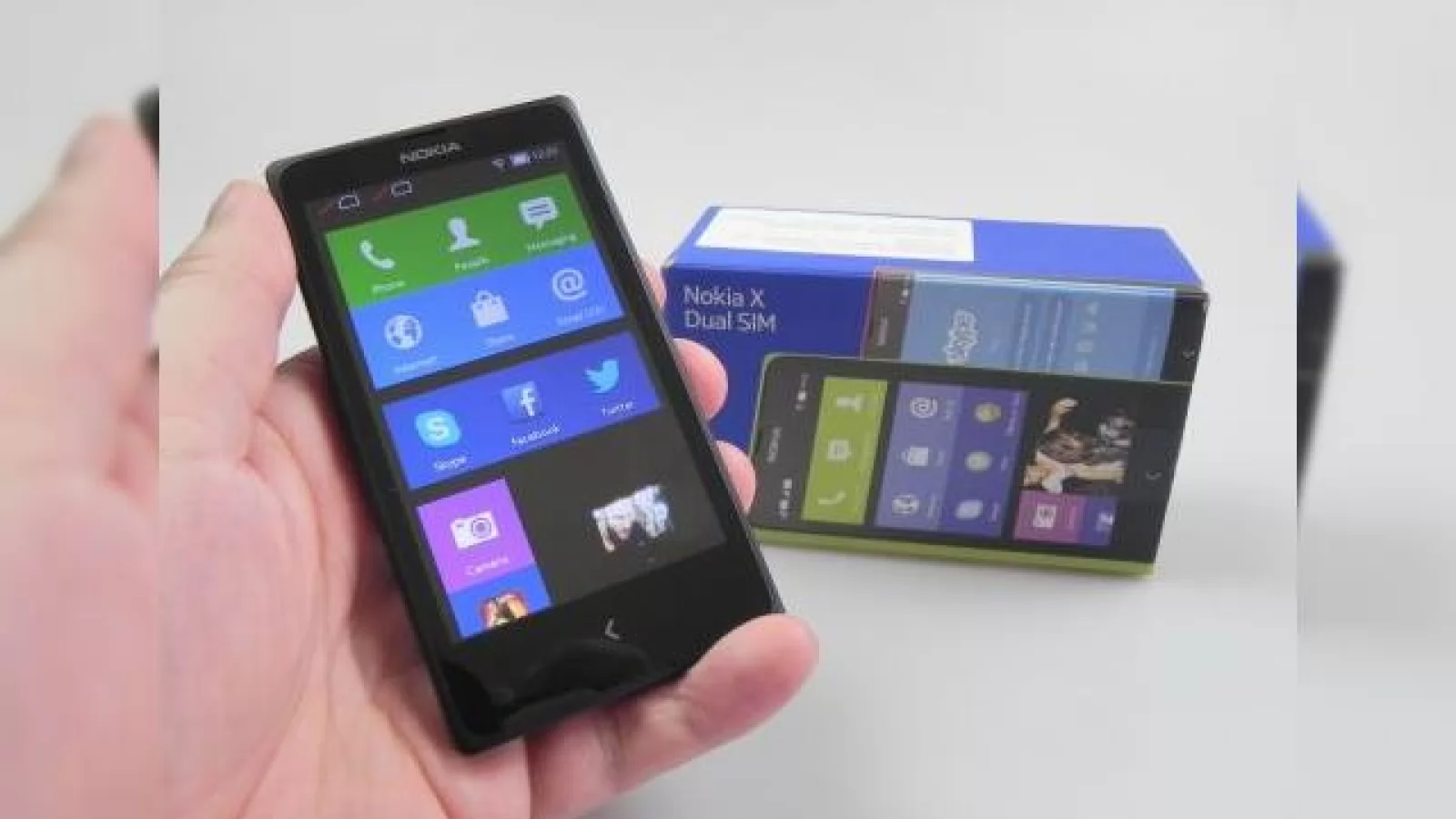 Nokia X unboxing: primul Nokia cu Android iese din cutie, mai mult decât o rudă de Lumia 520 (Video)