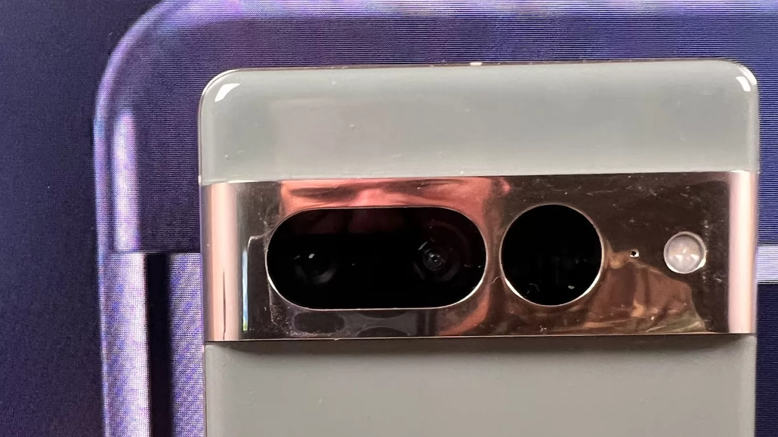 Cât de mare e diferenţa de design între Google Pixel 8 şi Pixel 7? Iată niște randări CAD comparative