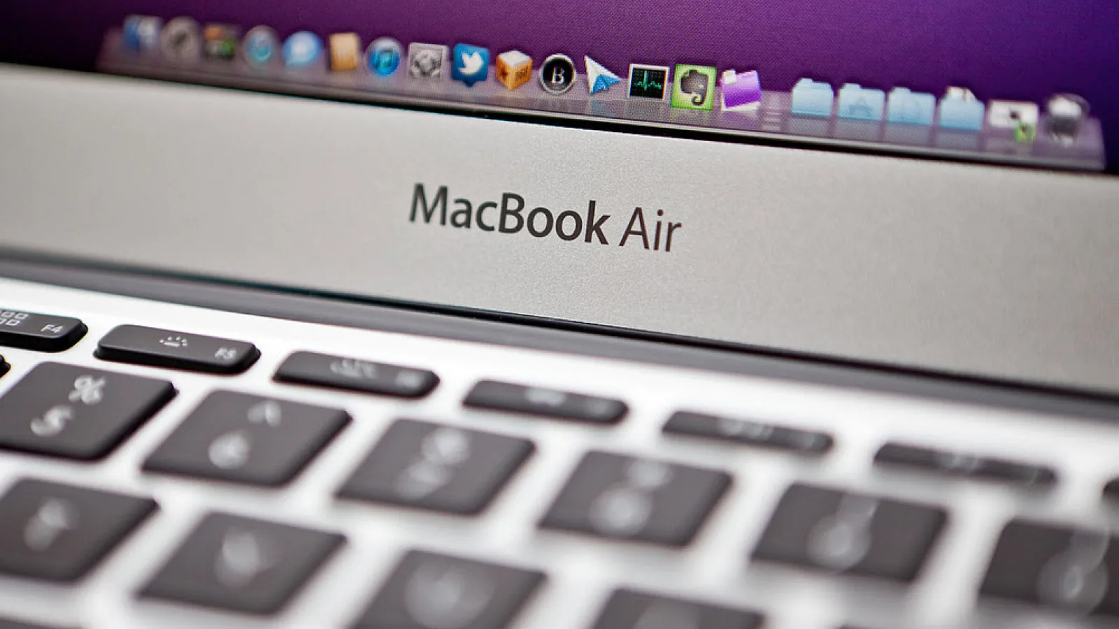 Apple testează Mac-uri cu procesoare ARM și Magic Trackpad mai mare (Zvon)