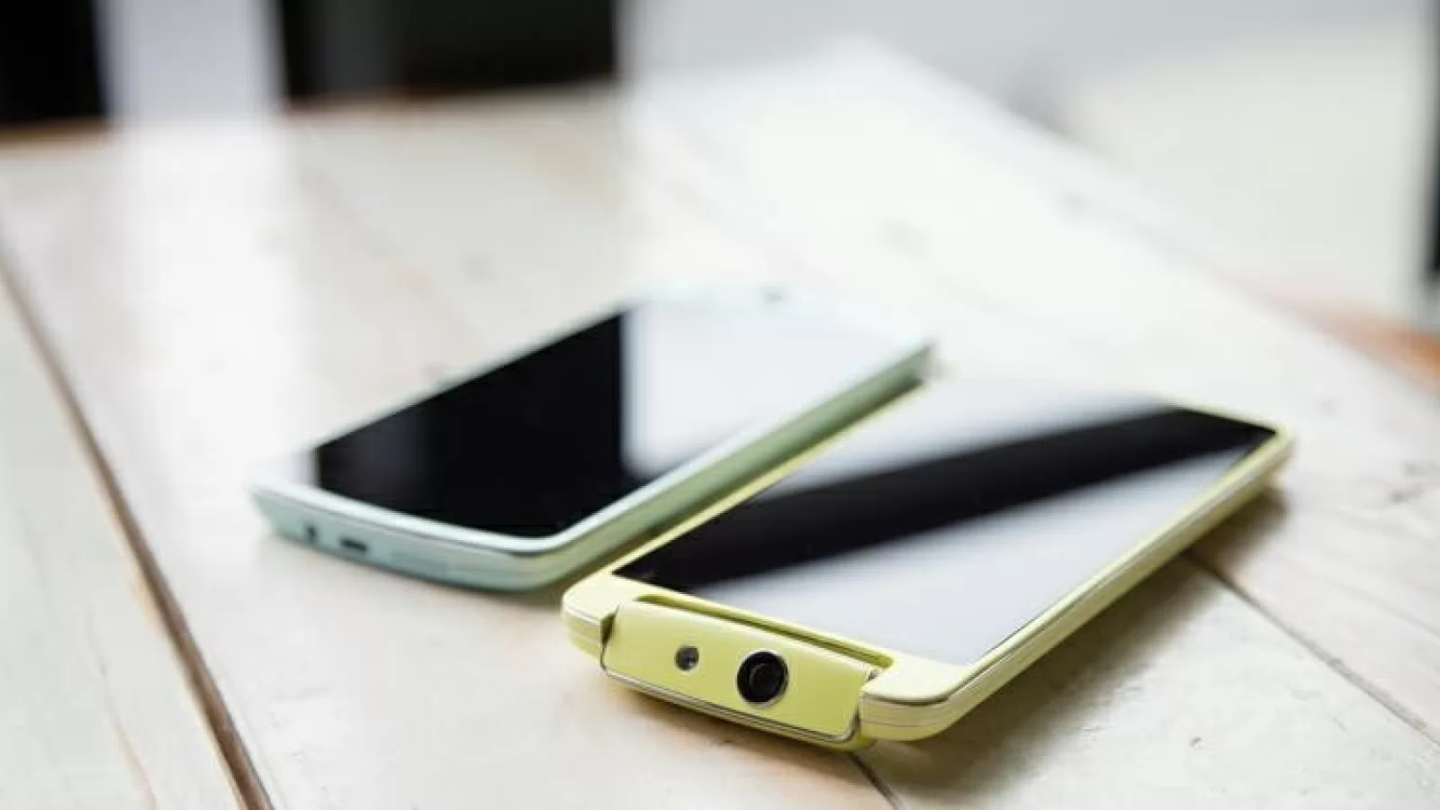 Oppo N1 Mini va sosi cu o cameră rotativă și rama aurie