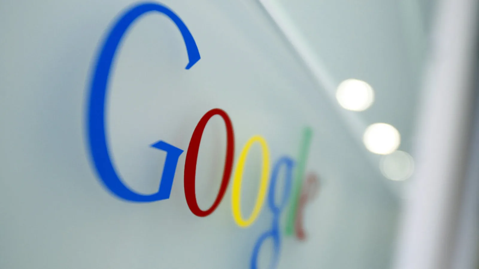 Google introduce un sistem prin care utilizatori pot cere eliminarea unor linkuri personale din motorul de căutare