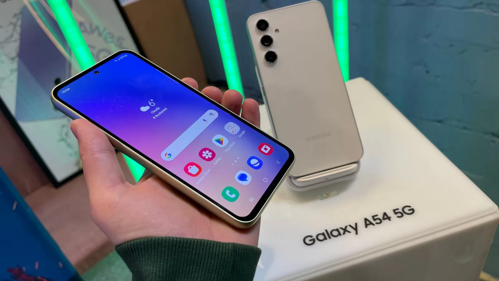 Samsung Galaxy A54 a debutat oficial în România, alături de A34 - telefoane mid-range pentru publicul tânăr, colorate și cu ofertă specială de lansare