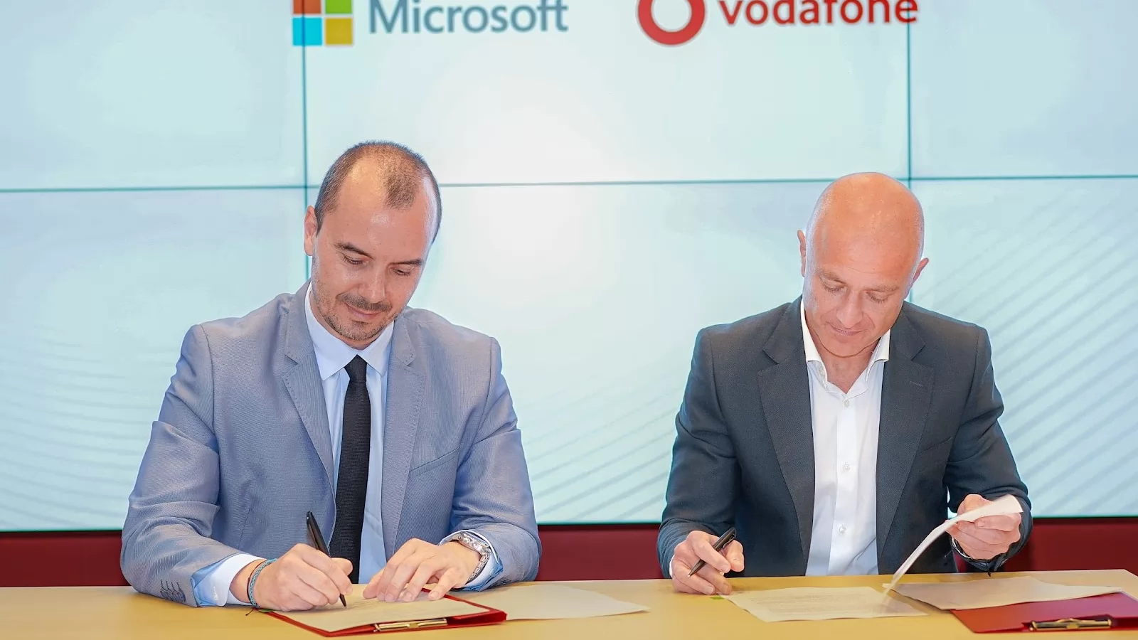 Vodafone şi Microsoft au semnat un acord pentru digitalizarea României