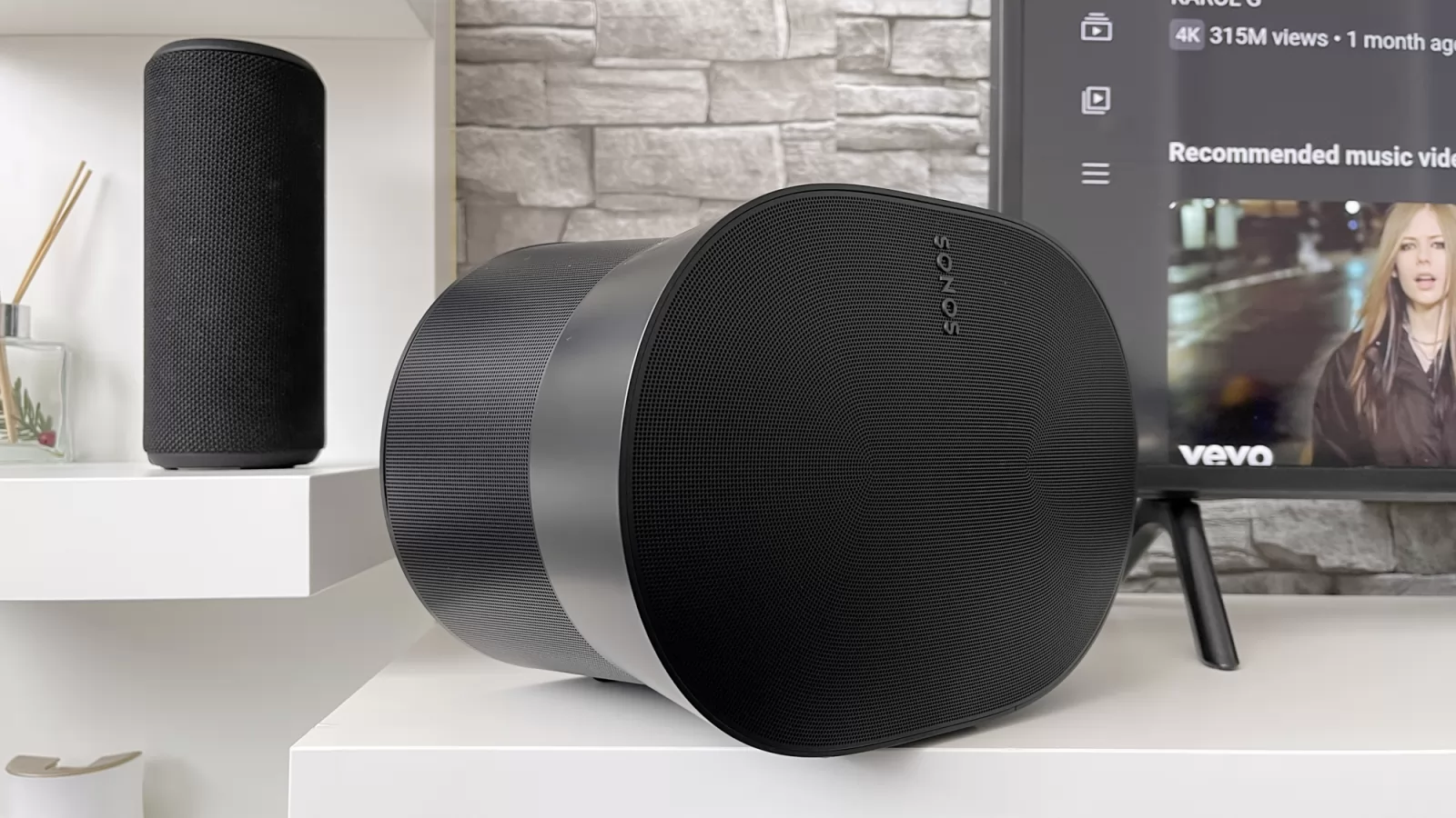 Sonos Era 300 îți poate transforma casa într-un sanctuar audio spatial, boxă cu design premium și piatra de temelie a sistemului tău Sonos