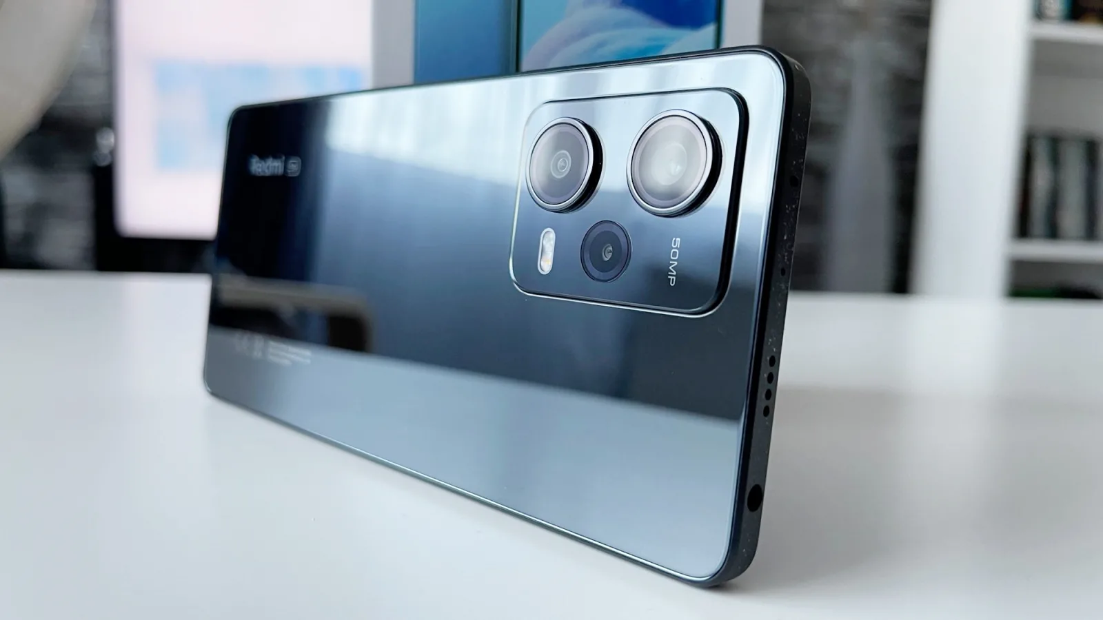 Redmi Note 12 Pro 5G: Design arătos, muchii plate și un spate oglindă în varianta Onyx Black