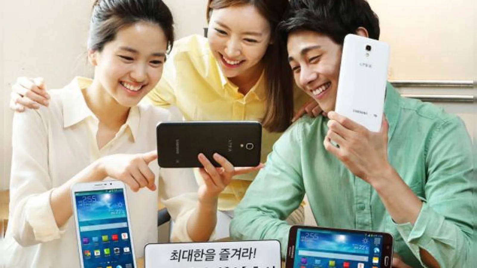 Samsung lansează telefonul uriaș Galaxy W, cu ecran de 7 inch și preț de 489 dolari