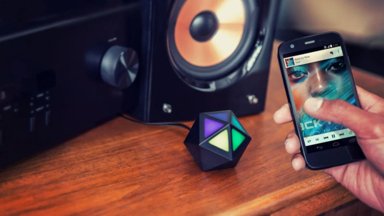 Motorola lansează receiver-ul bluetooth Moto Stream; acesta se poate conecta simultan la 5 dispozitive