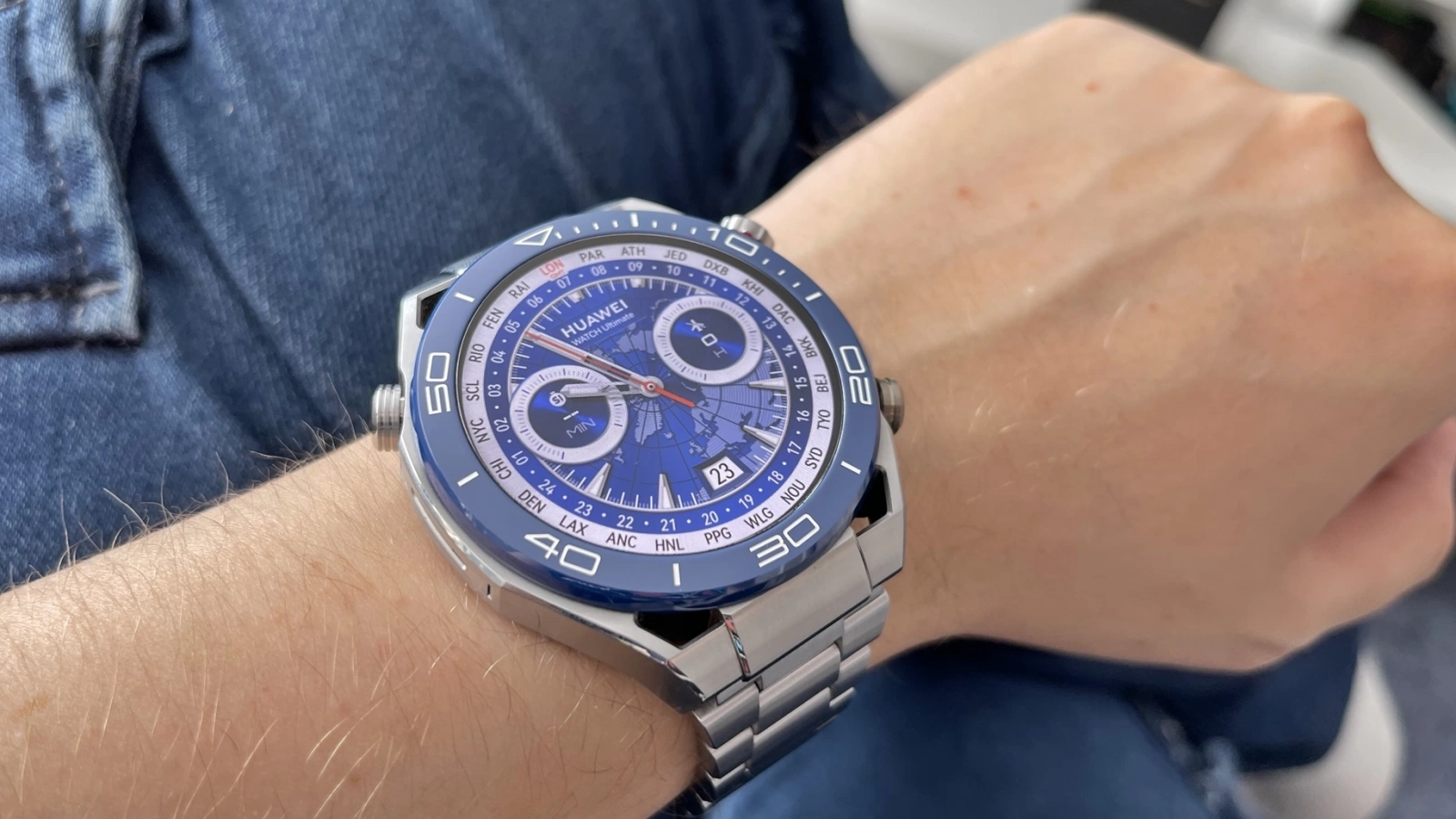 HUAWEI Watch Ultimate Review: Smartwatch-ul ultra premium Huawei care te te însoțește la cele mai elegante evenimente și este rezistent la apă, putând fi purtat chiar și în timpul scufundărilor