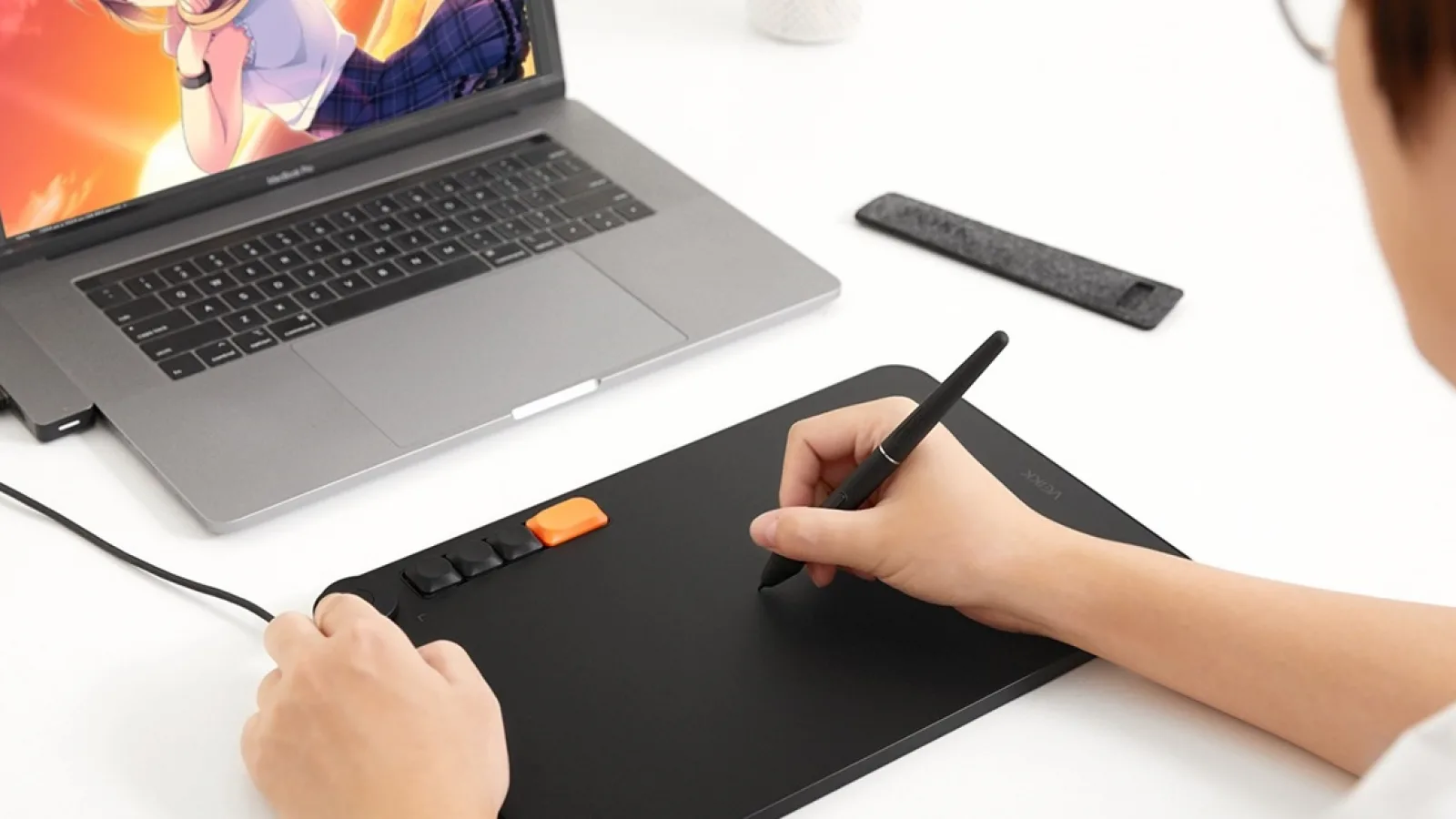 E LUNI e AMAZON: Azi vă recomandăm tableta grafică accesibilă Voila L, de la VEIKK, cu stilou sensibil și taste mecanice pentru scurtături
