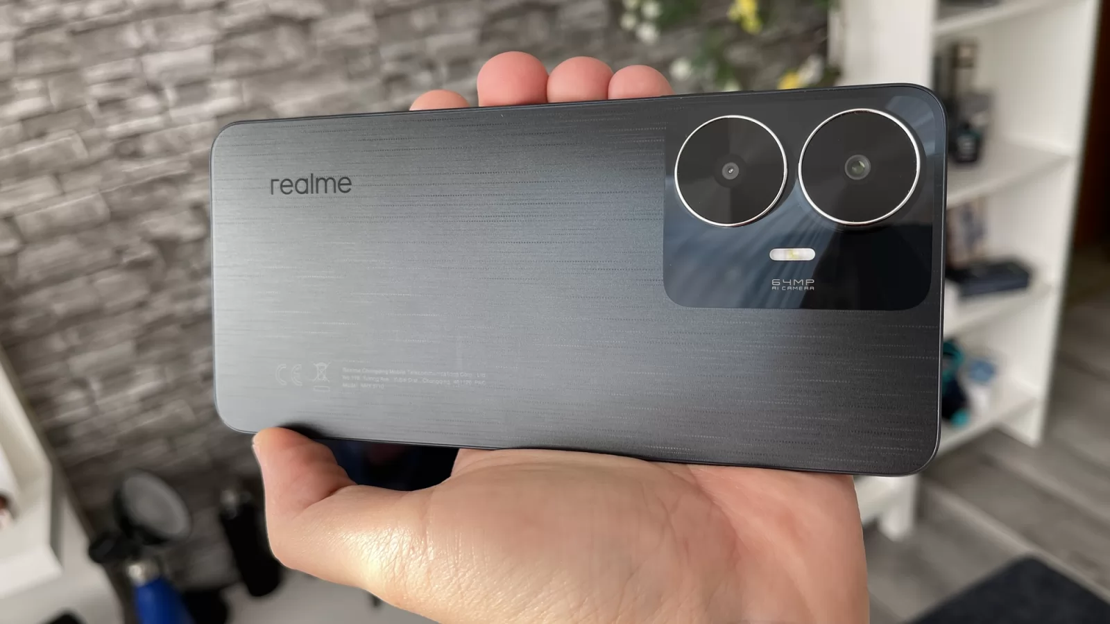 realme C55: Design care te prinde, muchii plate și aproape zero amprente în spate