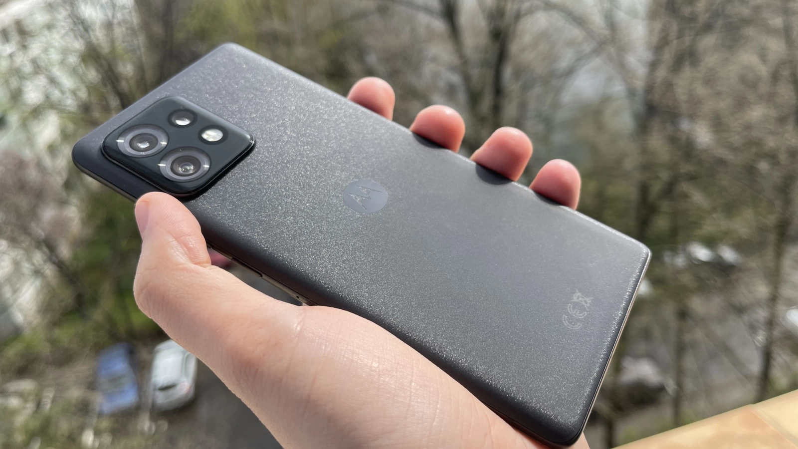 Motorola Edge 40 Pro: Design de mașină sport care nu vrea să iasă în evidență, dar cu sute de cai putere sub capotă