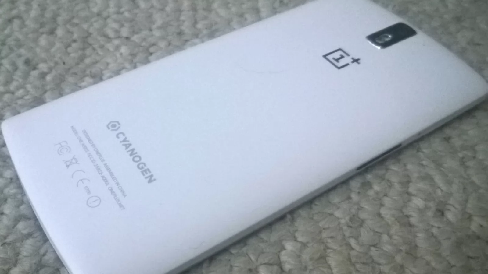 Forbes publică review-ul pentru cel mai dorit smartphone al momentului; OnePlus One câștigă puncte bonus pentru hardware, dar dezamăgește prin lipsa unui slot microSD și printr-o cameră mediocră