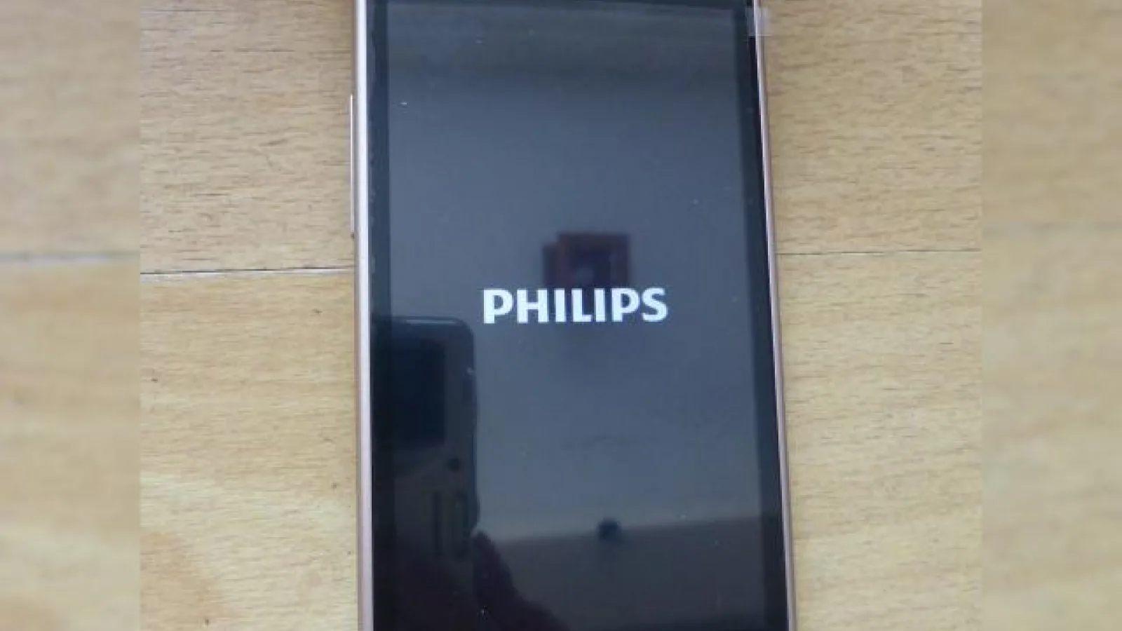 Philips S388, un nou telefon dual SIM accesibil apare În imagini hands on