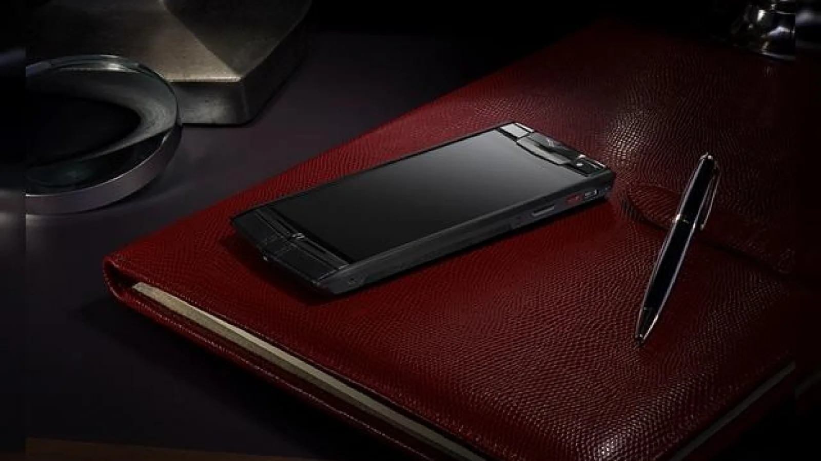Smartphone-ul de lux Vertu Signature Touch este disecat În fața camerei