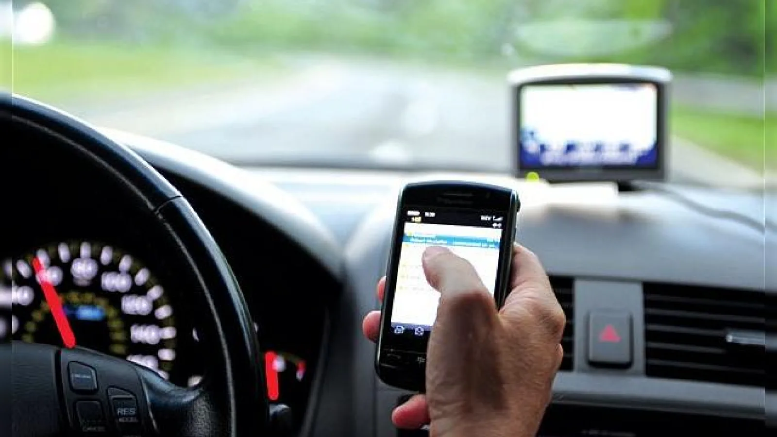 O genială reclamă Volkswagen ne reamintește să fim atenți la volan, nu la telefon (Video)