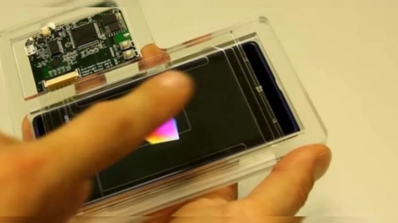 Capacitatea unui senzor 3D pentru gesturi prezentată pe un device Windows Phone 8 (Video)