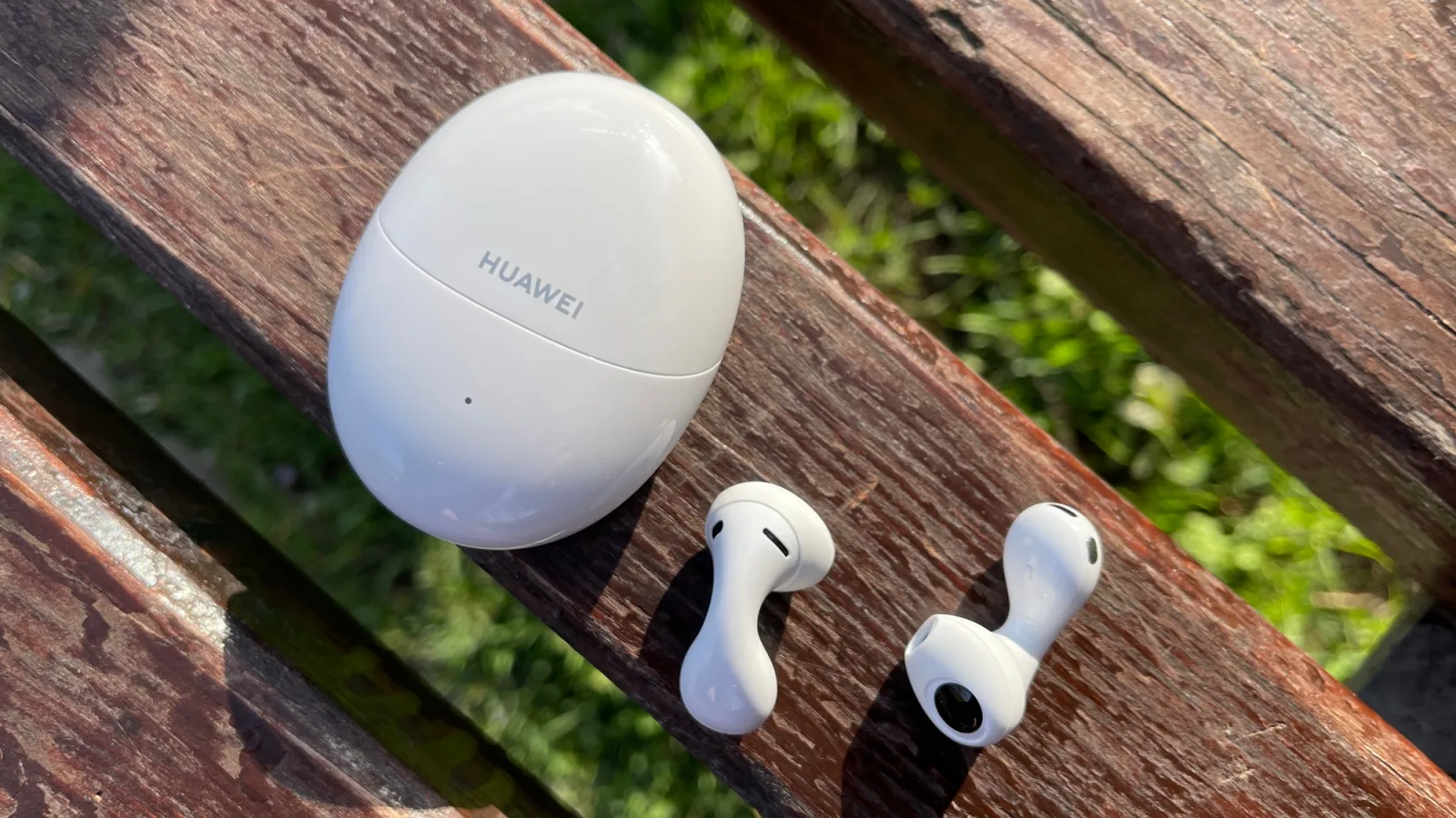 HUAWEI FreeBuds 5 Review: Cele mai comode căști TWS open-fit aduc un design futurist inedit și au Spatial Audio, ANC plus suport dual-codec (L2HC, LDAC)