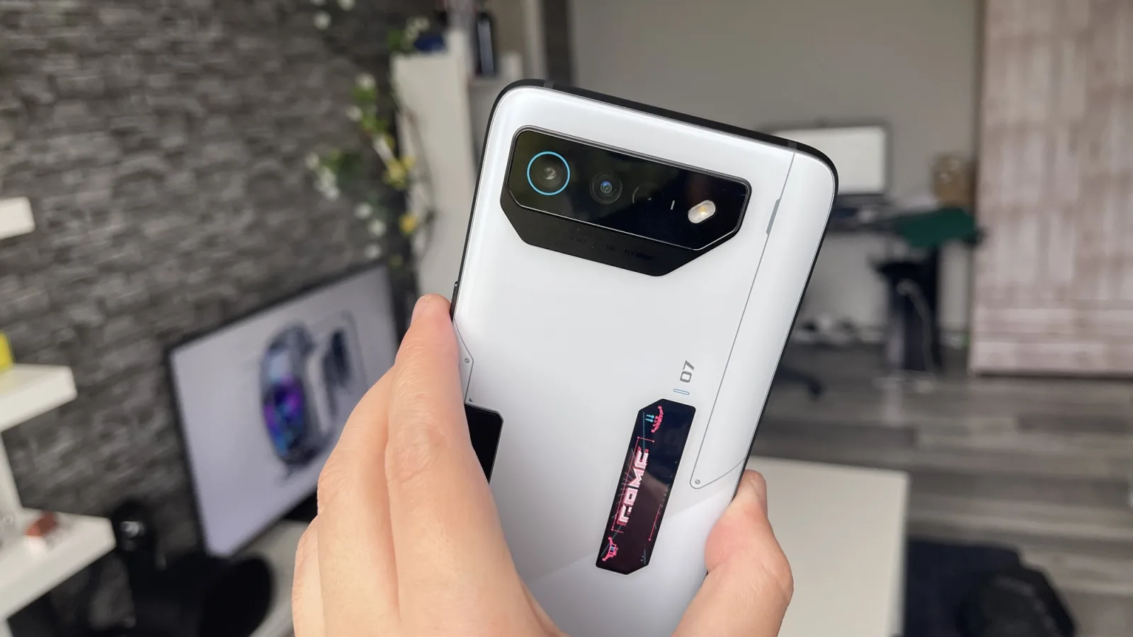 ASUS ROG Phone 7 Ultimate: Design-ul de telefon de gaming pe care îl vei recunoaște de la o poștă, cu mic facelift