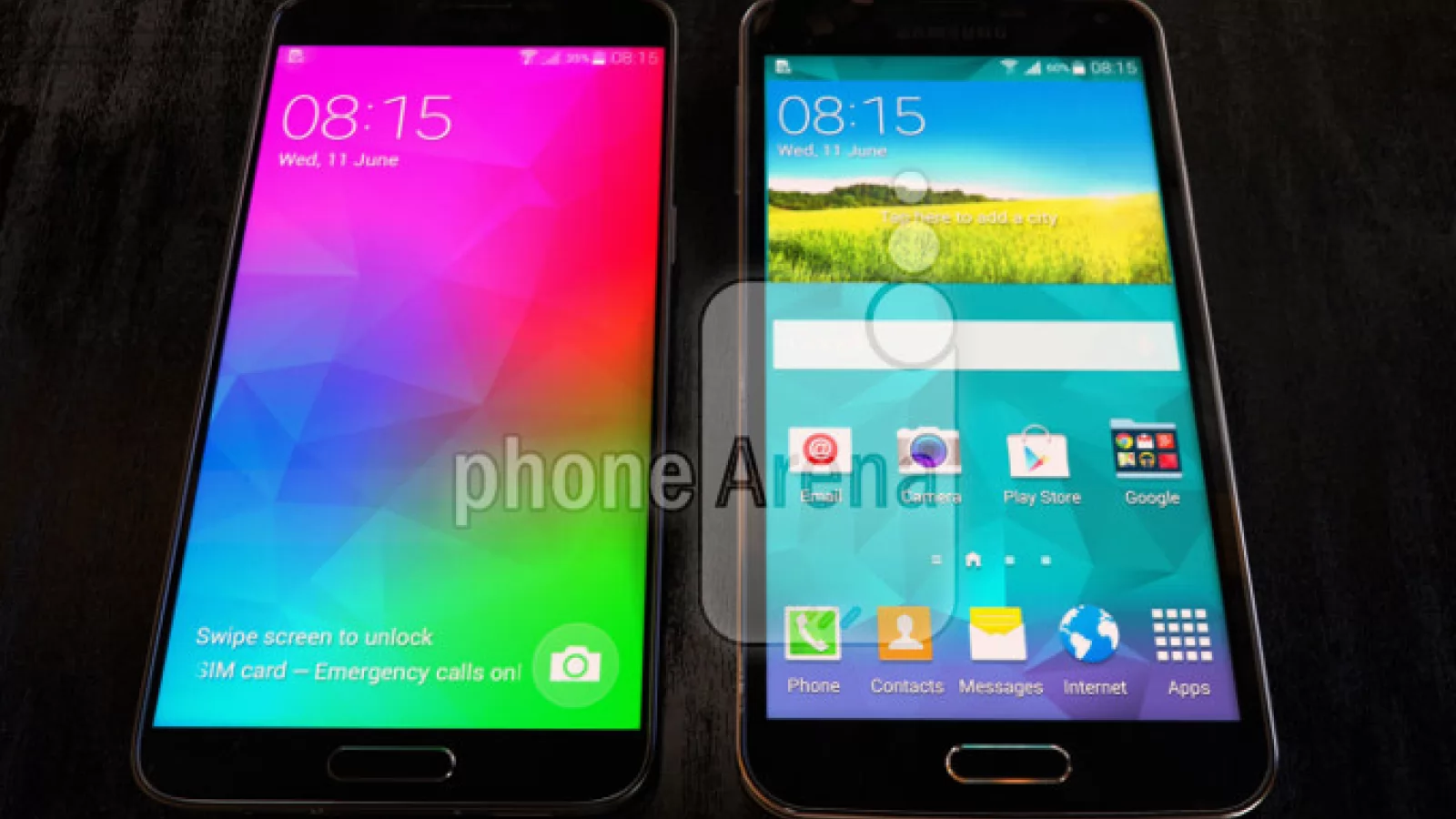 Samsung Galaxy F fotografiat lângă Galaxy S5, vine cu carcasa metalică, margini subțiri de ecran