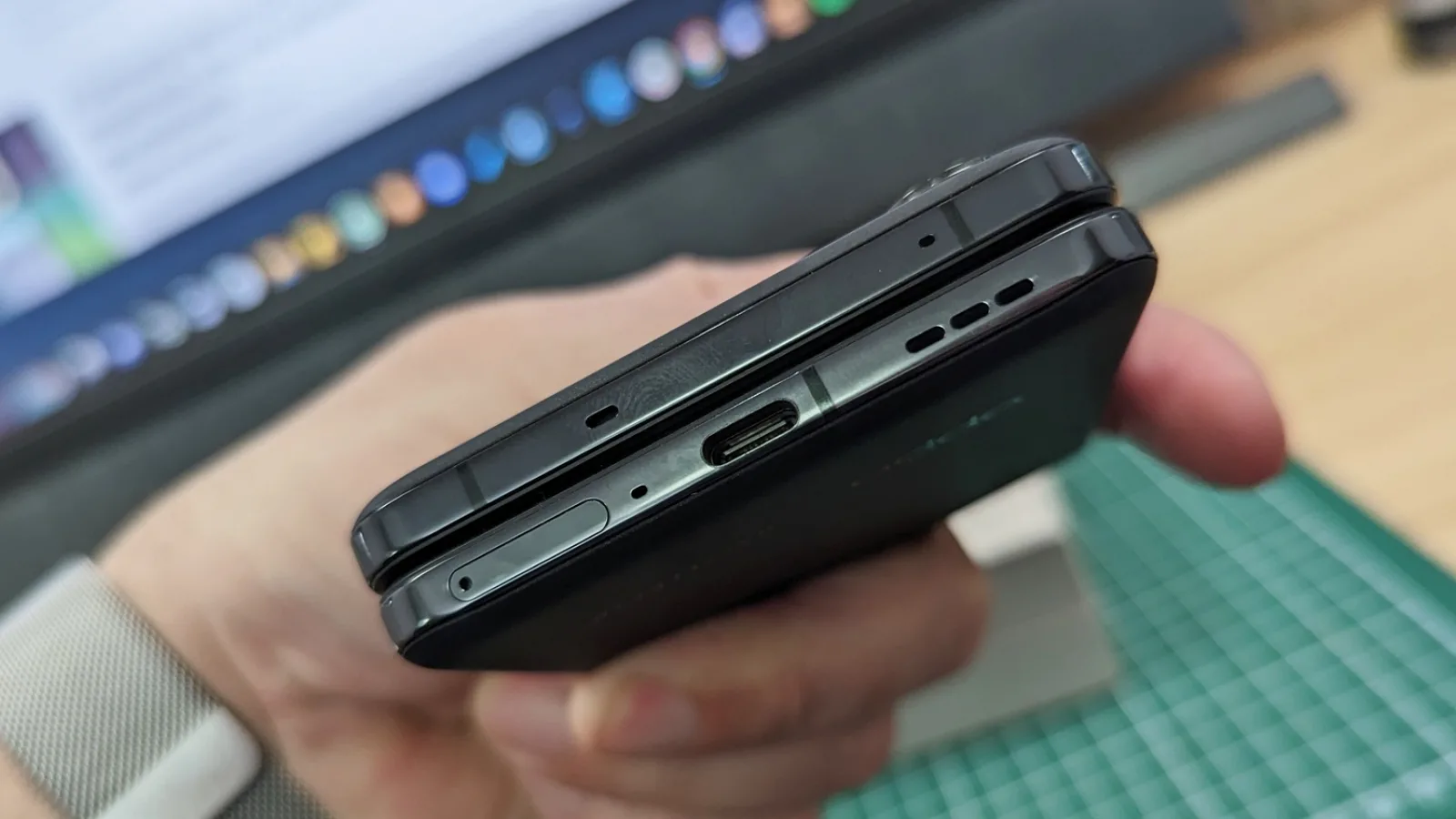 OPPO Find N2 Flip: Baterie de Titanic pe un Mini Cooper
